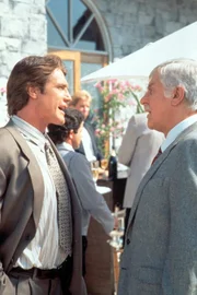 Dr. Sloan (Dick Van Dyke, r.) und sein Sohn Steve (Barry Van Dyke, l.) befinden sich auf einer Gartenparty.