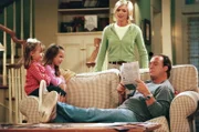 Jim (Jim Belushi, re.) und Cheryl (Courtney Thorne-Smith, oben) mit den Kindern Gracie (Billi Bruno, li.) und Ruby (Taylor Atelian, 2te li.)...
