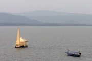 Der Chilika-See im Osten Indiens ist seit Tausenden von Jahren durch einen dünnen Sandstreifen vom Indischen Ozean getrennt.