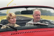 Julia und Arthur machen einen Ausflug im Cabrio (v.li.: Christiane Hörbiger, Peter Bongartz).