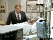 Lt. Birnbaum (Jerry Stiller) besucht den Opernsänger Rosanno Bertolucci (Theodore Bikel) im Krankenhaus, der eine Herzattacke erlitten hat.