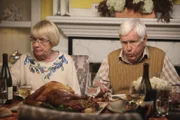 Während Beth im Auftrag ihrer Mutter versucht, mehr Paul herauszufinden, erleben Karen McCluskey (Kathryn Joosten, l.) und Roy (Orson Bean, r.) ein ganz besonderes Thanksgivings-Fest ...