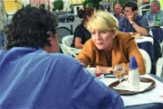 Sebastian (Fritz Karl) fragt Julia (Christiane Hörbiger) um Rat.