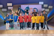 Von links: Team Blau mit dem Piet-Flosse-Pokal, Ulla Lohmann, Team Rot, Piet Flosse, Team Gelb, Moderator Elton und Kamerakind Matthias.