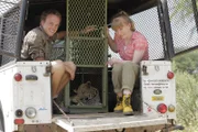 Paula mit einem Ranger bei einem Leoparden im Käfig.
