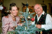 Opa Stangl (Peter Steiner) und Gerdi (Gerda Steiner) am Weihanchtsbaum der Familie Stangl.