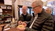 In einer berühmten Bagelbäckerei lassen sich Hermann und Heinz zeigen, wie die kanadischen Bagel gemacht werden.