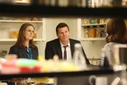 Brennan (Emily Deschanel) und Booth (David Boreanaz) ermitteln in einer Schulkantine, in der menschliche Überreste in einem Eintopf gefunden wurden.