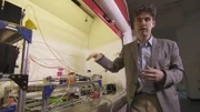 Biochemiker Lee Cronin von der University of Glasgow mit seiner selbstkreierten Maschine, die Millionen von Jahren chemische Evolution innerhalb weniger Wochen simuliert.