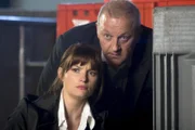Rechtsanwältin Alex (Ina Paule Klink) und Chaosdetektiv Georg Wilsberg (Leonard Lansink) stecken mal wieder ihre Nasen in Sachen, die sie nichts angehen.