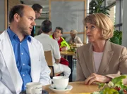 Barbara Grigoleit (Uta Schorn) trifft in der Cafeteria den Laborleiter Lothar Gerdes (Christoph Tomanek), der ziemlich abgekämpft aussieht. Als Grund gibt er an, dass er sich seit Wochen mit einem defekten Gerät im Labor herumärgert und immer noch kein neues vorhanden ist.