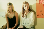 Buffy (Sarah Michelle Gellar, l.) und Willow (Alyson Hannigan, r.) sollen an Halloween die kleineren Kinder bei ihrem Umzug begleiten ...