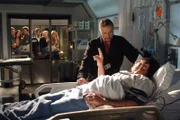 Als Capt. Brass (Paul Guilfoyle, lieg.) nach seiner schweren Verletzung wider Erwarten aufwacht, ist die Erleichterung bei Gil Grissom (William Grissom) und seinen CSI-Kollegen groß.
