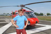 Vom Modell zum Original: Fritz Fuchs (Guido Hammesfahr) will einen echten Hubschrauber in Augenschein nehmen.