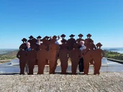 Skulptur „Cante Alentejano“ (singende Männer aus dem Alentejo) in Monsaraz und das Team des „Geschmack Europas“ (v.l.n.r.: Heribert Senegacnik, Martin Traxl, Michael Mikula, Robert Lachowitz, Lojze Wieser).