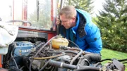 Experte Otto Schulte beim Versuch den Traktor zu reparierenExperte Otto Schulte beim Versuch den Traktor zu reparieren