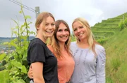 Beates Töchter (v. l. n. r.) Desirée, Isabell und Lisa wollen das Weingut weiterführen.