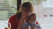 Inge (Liesa Naert) lebt als Mutter zweier Kleinkinder in ihrer eigenen verrückten Welt.