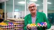 Rund um die Uhr wird in der Fabrik zu Oster gefärbt: 40.000 Eier in der Stunde.