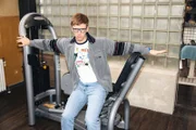 Zu viele Erinnerungen hängen daran: Tom (Timur Bartels) kann nicht zulassen, dass der "Arschmacher", das erste Fitnessgerät im Studio, weggeworfen wird.