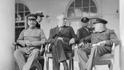 Joseph Stalin, Franklin D. Roosevelt und Winston Churchill auf der Veranda der sowjetischen Gesandtschaft in Teheran.