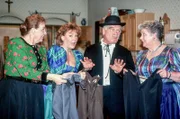 Erna (Erna Wassmer), Leni (Gerda Steiner-Paltzer) und Silvie (Petra Auer) versuchen Opa Stangl (Peter Steiner) zu überreden, seinen guten Anzug anzuziehen.