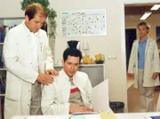 Um Rolands Chefarztposten übernehmen zu können, versucht sich Dr. Meyerhoff (Michael Lesch, links) beim Personal der Sachsenklinik (Thomas Koch, rechts und Andrea Kathrin Loewig) mit allerlei Versprechungen beliebt zu machen.