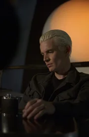 Buffy erkennt, dass Spike (James Marsters) von etwas Finsterem, äußerst Bösem, heimgesucht wird ...