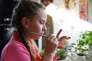 Farben der Natur: Die neunjährige Lea Gwosdz bemalt Ostereier mit selbstgemachten Farben aus Rinde, Moos und einem Tropfen Gummi Arabicum.