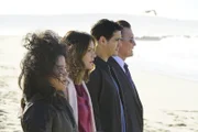Während (v.l.n.r.) Happy (Jadyn Wong), Paige (Katharine McPhee), Walter (Elyes Gabel) und Cabe (Robert Patrick) versuchen, eine atomare Katastrophe abzuwenden, hilft Toby seiner ehemaligen Verlobten ...