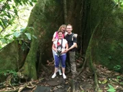 Entertainerin Kiona, Passagiere Isabell und Bastian stehen vor einem 650 Jahre alten Baum im Veragua Rainforest Park in Costa Rica