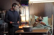 House (Hugh Laurie, li.), der eigentlich zu sehr mit seinen eigenen Problemen beschäftigt ist, muss herausfinden, was die Leiden des Patienten James Sidas (Esteban Powell) verursacht.