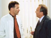 Dr. Heilmann (Thomas Rühmann, links) fühlt sich machtlos und sucht väterlichen Rat bei seinem Professor und Mentor Simoni (Dieter Bellmann, rechts).