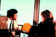 Einige Kleinigkeiten im Gespräch mit der Anwältin Leslie Williams (Lee Grant) machen Lieutenant Columbo (Peter Falk) misstrauisch.