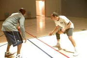 Dr. Chris Taub (Peter Jacobson, r.) hat Dr. Eric Foreman (Omar Epps) zu einem Basketball-Spiel herausgefordert.