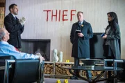 Anders als Capt. Gregson (Aidan Quinn, 2.v.l.) und Dr. Watson (Lucy Liu, r.) glaubt Sherlock Holmes (Jonny Lee Miller, 2.v.l.) nicht daran, dass Finanzbetrüger Donald Hauser (Thomas Ryan, l.) von einem seiner Opfer ermordet wurde ...