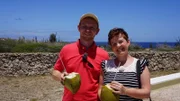Passagiere Isabell und Bastian trinken ihre erste Kokosnuss an der Alto Vista Chapel auf Aruba in der Karibik