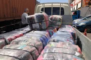 In der Freihandelszone „Zofri“ in Iquique kommen die Altkleider in Ballen verpackt mit dem Container aus Europa an. Was die Händler nicht gebrauchen können, werfen sie in die Wüste.