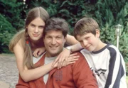 Dr. Christian Kleist (Francis Fulton-Smith, M.) mit seinen Kindern Lisa (Marier Seiser, l.) und Peter (David Bode, r.).