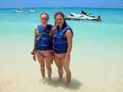 Famulantin Viktoria Willeke, die ein Praktikum im Bordhospital macht, und Küchenpraktikantin Elisabeth am Strand in Aruba mit Schwimmwesten