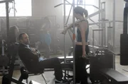 Dr. Gregory House (Hugh Laurie) sucht das Gespräch mit Dr. Remy Hadley/Thirteen (Olivia Wilde). Der Weg bis ins Fitnessstudio ist House dafür nicht zu weit.