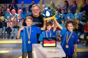 Ein voller Erfolg: Das blaue Rateteam aus Waltenhofen/Deutschland darf den begehrten Piet-Flosse-Pokal in die Höhe strecken!