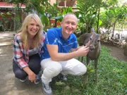 Reiseleiter Bernd und Entertainment-Managerin Cori besuchen eine Wildtier Auffangstation in Costa Rica