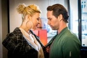 Lara (Sanna Englund) lässt keinen Zweifel daran, dass sie an Mattes (Matthias Schloo) interessiert ist und möchte sofort mit ihm aufs Hotelzimmer.