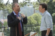 Dr. House (Hugh Laurie, l.) begleitet Dr. Wilson (Robert Sean Leonard) zu einem medizinischen Kongress. Eine Tatsache, die Wilson schon bald bereut.