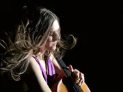 Die berühmte  Solo-Cellistin Irina Konchalevska (Sandra Stojiljkovic) tritt in Ystad auf.