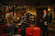 Marshall und Lily (Alyson Hannigan, 2.v.l.) haben eine Überraschung für Ted (Josh Radnor, l.), Barney (Neil Patrick Harris, r.) und Robin (Cobie Smulders, 2.v.r.).
