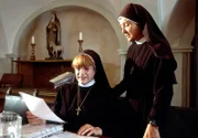 Wer wird die neue Mutter Oberin: Schwester Lotte (Jutta Speidel, r.) oder Schwester Mechthild (Hannelore Hoger, l.)?