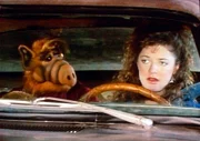 Alf (l.) begleitet Lynn (Andrea Elson, r.), um den betrügerischen Automechaniker auf die Schliche zu kommen.