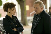Chaosdetektiv Georg Wilsberg (Leonard Lansink) befragt die Prostituierte Jelena (Olga Kolb), was sie über die Geschehnisse in der Mordnacht weiß.
